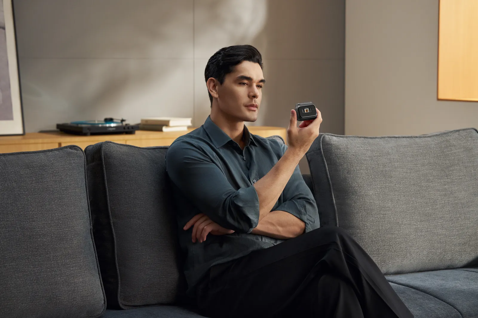 朝の洗面所でP3を使う男性