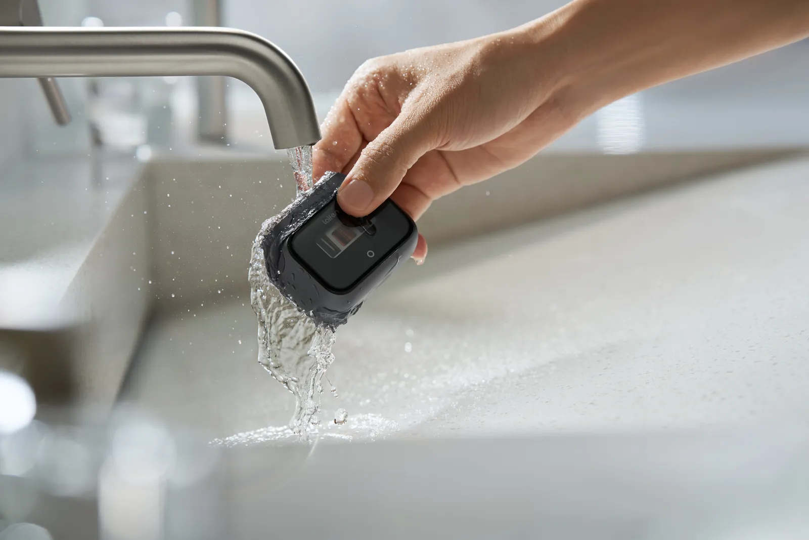 P3を流水で丸洗いするシーン